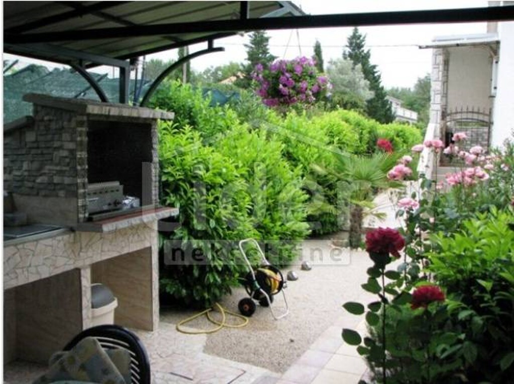 Image 1334107 - 9
