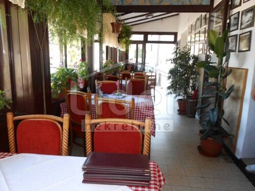 Restoran u centru prvi red do mora