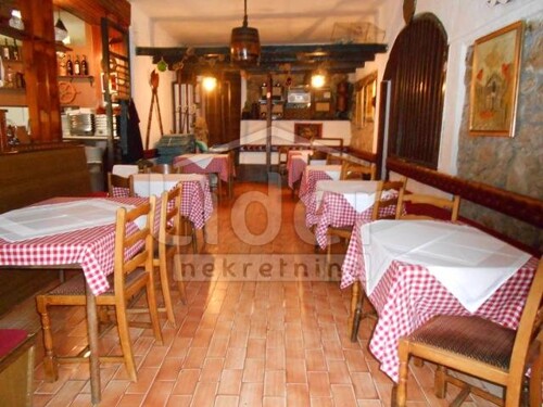 Restoran u centru prvi red do mora