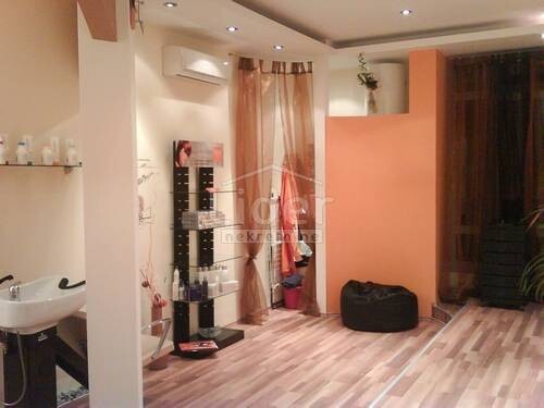 SRDOČI, POSLOVNI PROSTOR U STROGOM CENTRU, 35m2