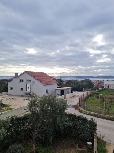 Zadar-Kuća sa velikom okućnicom i 3 stambene jedinice