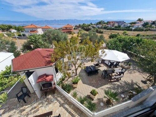 Apartmanska kuća sa lijepom okućnicom- VIR