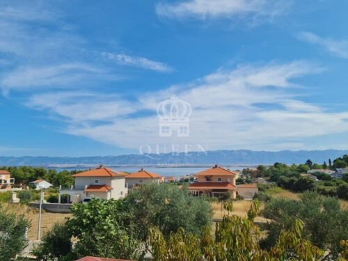 Apartmanska kuća sa lijepom okućnicom- VIR
