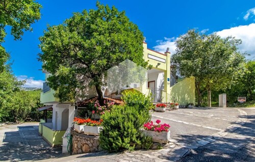 Novi Vinodolski, Klenovica, kuća s apartmanima