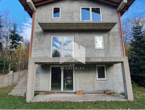 Novi Vinodolski, Breze, dvokatnica