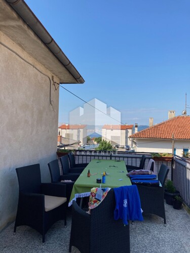 Novi Vinodolski, kuća u centru sa velikom okućnicom