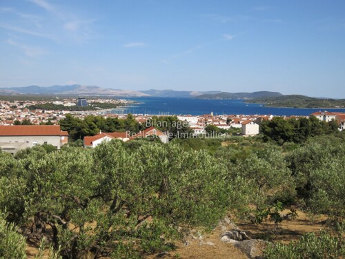 Građevinsko zemljište sa super pogledom na Vodice, more i ot