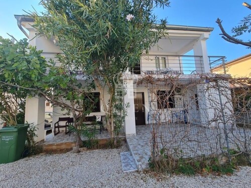 Samostojeća kuća sa okućnicom