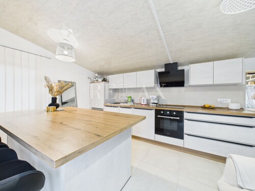 Kastav - kuća sa 3 stana i poslovnim prostorom