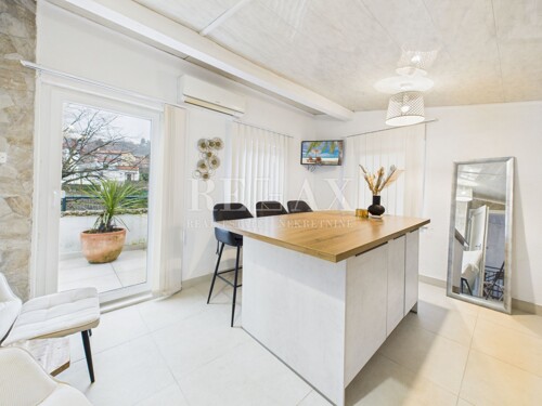 Kastav - kuća sa 3 stana i poslovnim prostorom