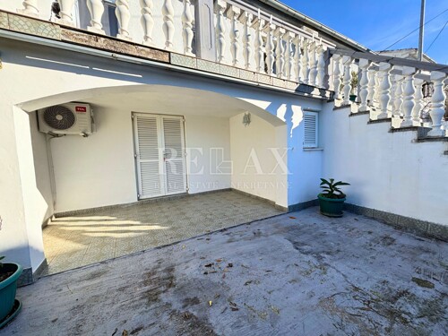 Jadranovo - samostojeća kuća s 3 apartmana