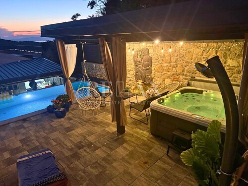 Bribir - kuća sa bazenom i okućnicom