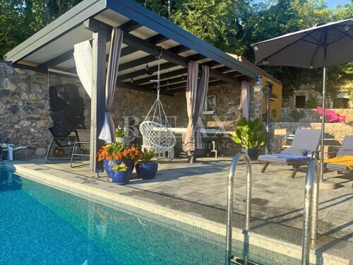 Bribir - kuća sa bazenom i okućnicom