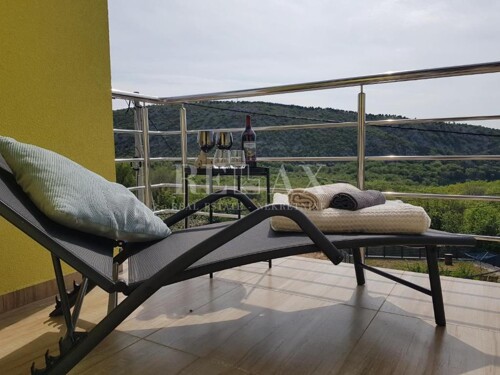 Bribir - novouređena kuća s grijanim bazenom