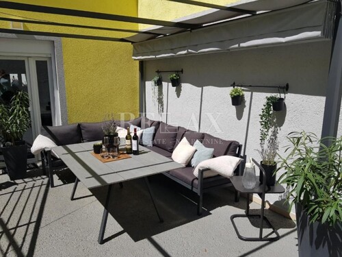 Bribir - novouređena kuća s grijanim bazenom