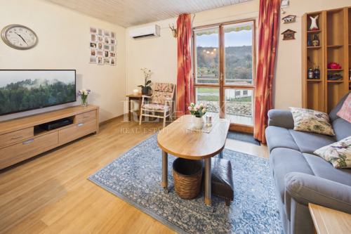 Novi Vinodolski - dvojna kuća s 3 apartmana