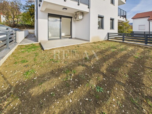 Povile - stan u novogradnji, parking, okućnica