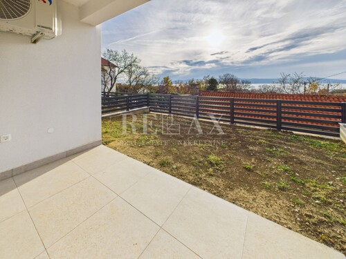 Povile - stan u novogradnji, parking, okućnica