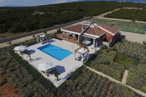 Dvije luksuzne kuće kraj Novalje