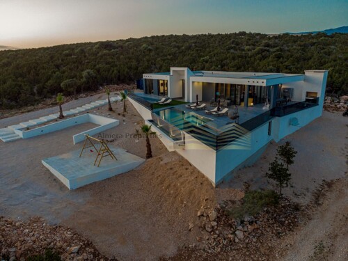 Dvije luksuzne kuće kraj Novalje