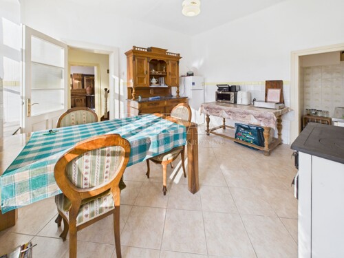 Bribir - autohtona kuća s okućnicom