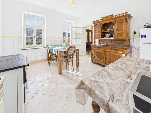 Bribir - autohtona kuća s okućnicom