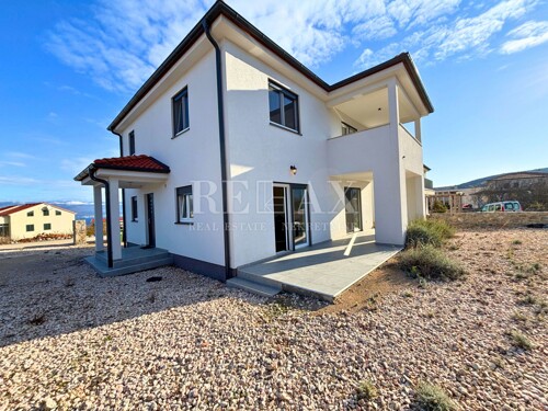 Otok Krk, Vrbnik - samostojeća kuća s velikom okućnicom