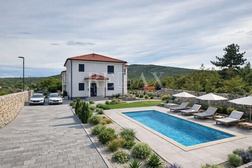 Otok Krk, Vrbnik - samostojeća kuća s velikom okućnicom