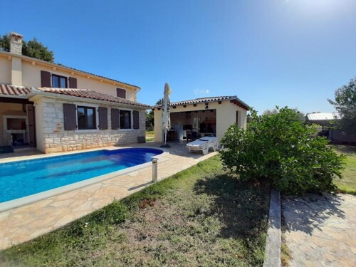 KUĆA ZA ODMOR S BAZENOM,MEDULIN!