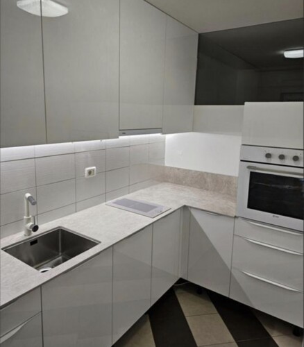 DVOSOBAN APARTMAN 200 METARA OD MORA U ZGRADI S BAZENOM, UMA