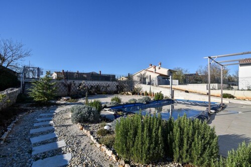 PRIZEMNICA S BAZENOM I OKUĆNICOM OKOLICA,POREČA!