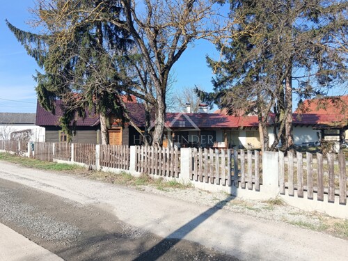 Kuća s prostranim dvorištem, 70m², Demerje