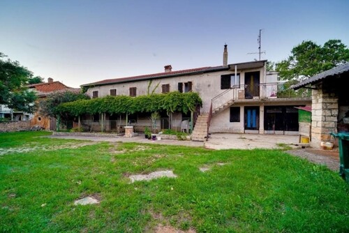 KUĆE U NIZU,STANCIJA,OKOLICA BUJA!