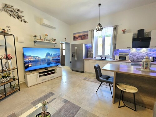 LUKSUZNI STAN S VRTOM U BLIZINI MORA, STOJA, PULA, PRILIKA!