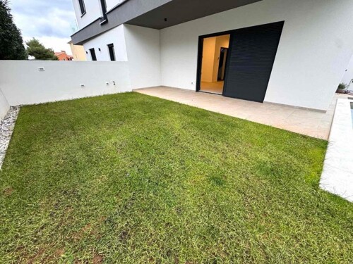 NOVOGRADNJA U PREMANTURI U PRIZEMLJU S BAZENOM!