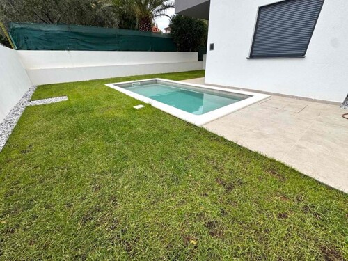 NOVOGRADNJA U PREMANTURI U PRIZEMLJU S BAZENOM!