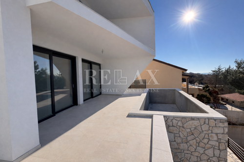 Jadranovo - dvojna vila s bazenom i okućnicom