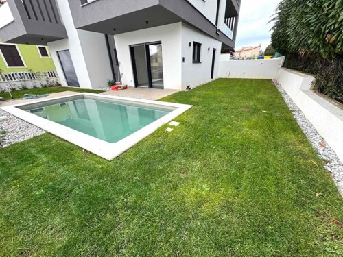 NOVOGRADNJA U PREMANTURI U PRIZEMLJU S BAZENOM!