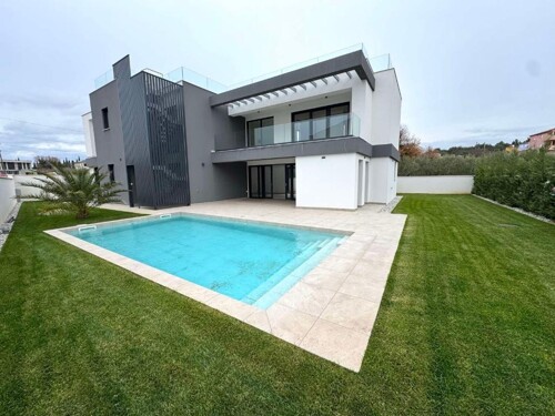 Moderna vila s panoramskim pogledom na more i bazenom!