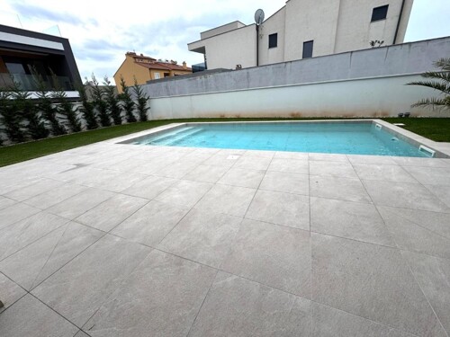 Moderna vila s panoramskim pogledom na more i bazenom!