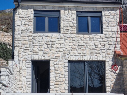 Predivna Kamena Kuća, 80 m², Bribir – Bazen i 385 m² Okućnic