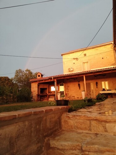 KVALITETNA KAMENA KUĆA S BAZENOM I ODBOJKAŠKIM IGRALIŠTEM, H