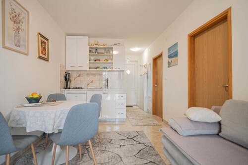 PREKRASAN STAN S TERASOM U BLIZINI MORA