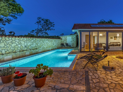 MODERNA VILA S BAZENOM I UREĐENOM OKUĆNICOM,MEDULIN!