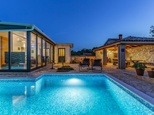 MODERNA VILA S BAZENOM I UREĐENOM OKUĆNICOM,MEDULIN!