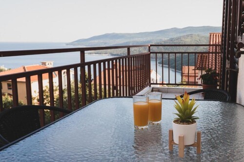 ISTRA, RABAC, STAN S POGLEDOM NA MORE U BLIZINI PLAŽE