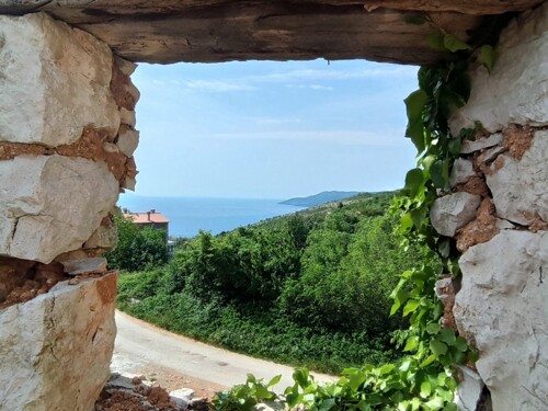 KAMENA KUĆA ZA ADAPTACIJU S POGLEDOM NA MORE