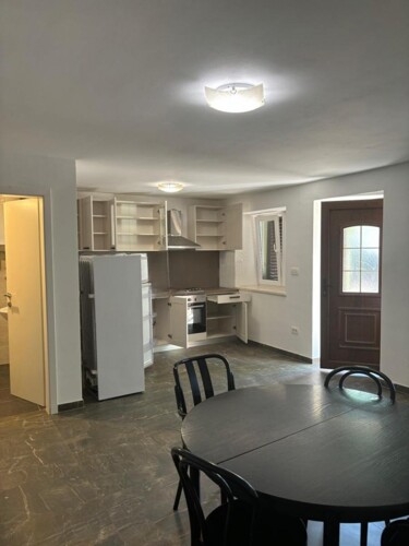 ISTARSKA KAMENA KUĆA U NIZU