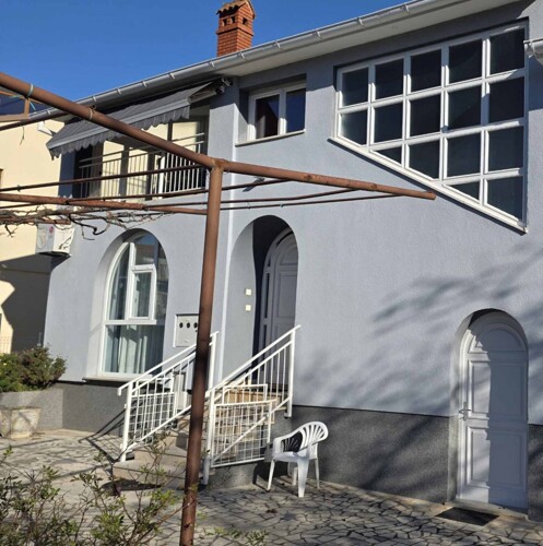 PROSTRANI I OSUNČANI STAN S OKUĆNICOM NA PRVOM KATU