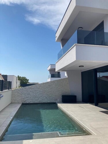 DVOJNA KUĆA MODERNOG DIZAJNA S BAZENOM,PULA!